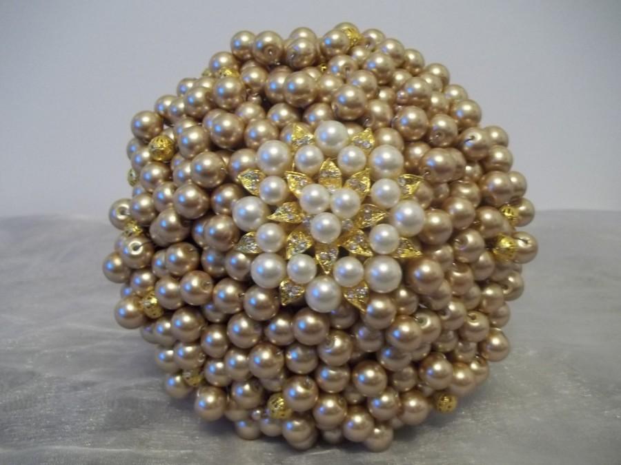 Hochzeit - Gold Pearl and Brooch Bouquet.