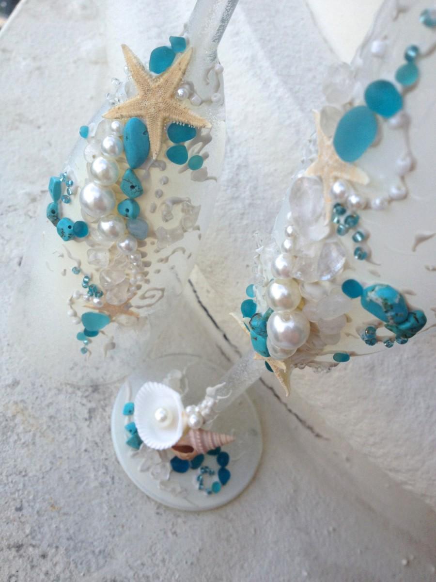 Mariage - Beach wedding champagne glasses, toasting flutes with real star fish and sea shells in ivory and turquoise, bridal shower gift idea
