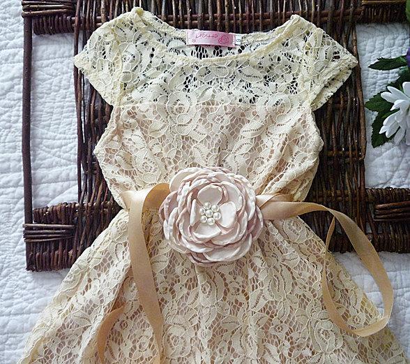 Mariage - Lace Flower Girl Dress, Country Wedding Flower Girl Dress, Birthday Dress, Vintage Birthday Dress, Vintage Lace Dress