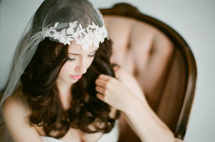 زفاف - Juliet Cap Veil with Floral lace, Kate moss style veil, knee length veil, ivory, white, champagne veil