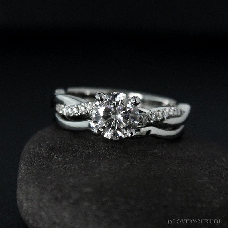 زفاف - Forever One Moissanite Engagement Ring on Twisted Vine Band - Modern & Classic Bride - Matching Band Set