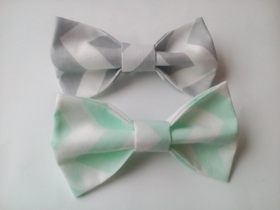 Hochzeit - Bowties for men Two mint and gray chevron bow ties Chevron ties for boys Pastel chevron noeud pappillons Zigzag men's bowties Gift for kids