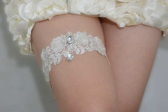 Свадьба - white  bridal garter, wedding garter, bride garter , silver string lace garter,  rhinestone beaded floral garter, garter with  pendant