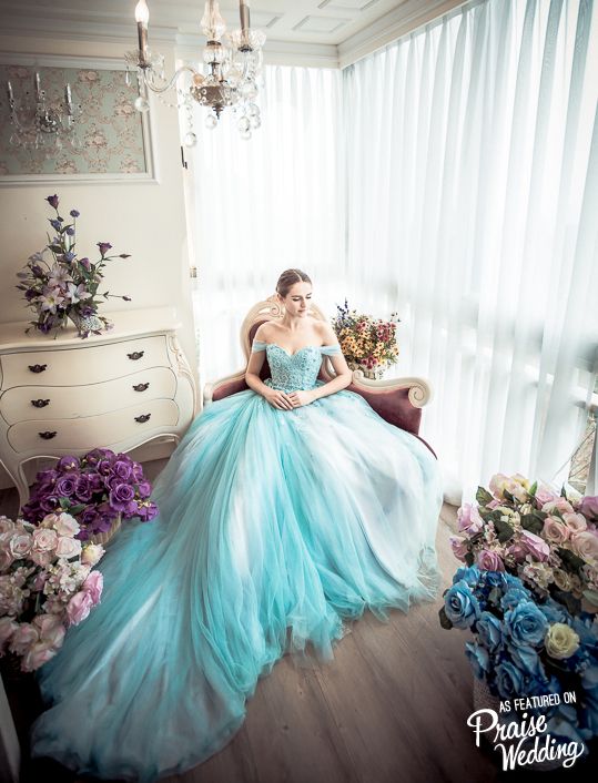Mariage - Can’t Take Our Eyes Off This Gorgeous Blue Off-the-shoulder St. Paul’s Gown!