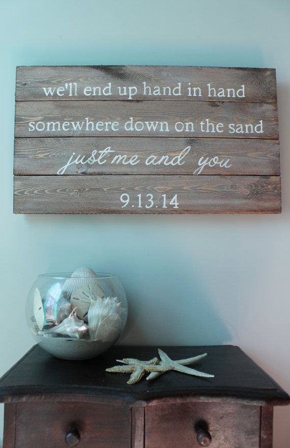 Свадьба - We'll End Up Hand In Hand Somewhere Down On The Sand Just Me And You, Reclaimed Pallet Art, Hand Painted Sign, Beach Wedding Sign, Customize