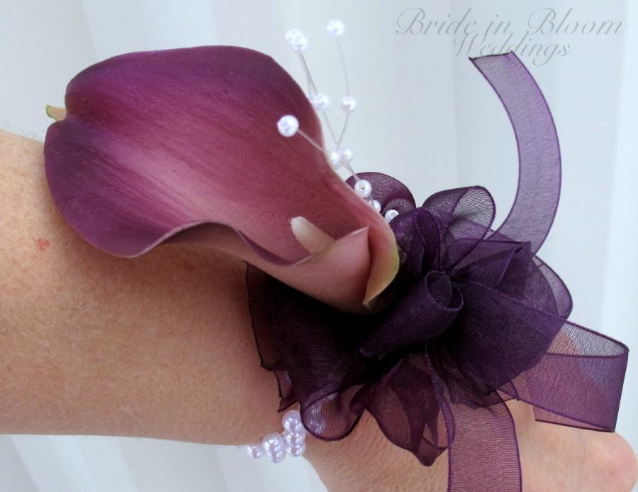 Mariage - Plum purple calla lily wrist corsage pearl wristlet Wedding corsage Wedding accessories