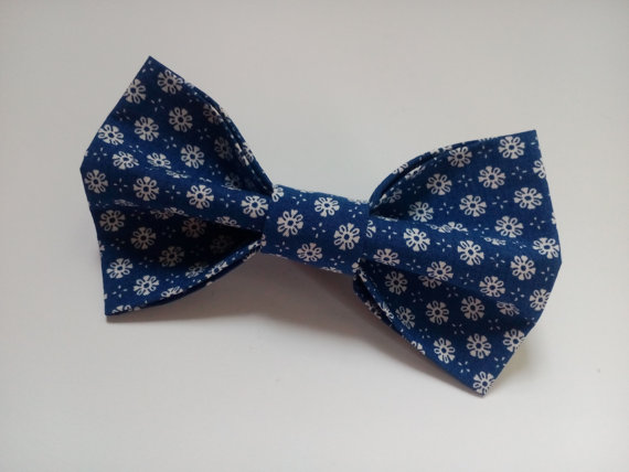 Hochzeit - Mens Bow tie Navy blue Floral Bowtie with Daisy Design Great Gatsby Bowties Bleu marine floral cravate avec fleur Marguerite Gänseblümchen