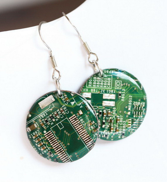 Hochzeit - Circuit board earrings - Geeky earrings - recycled computer - round dangle earrings - 23 mm, resin