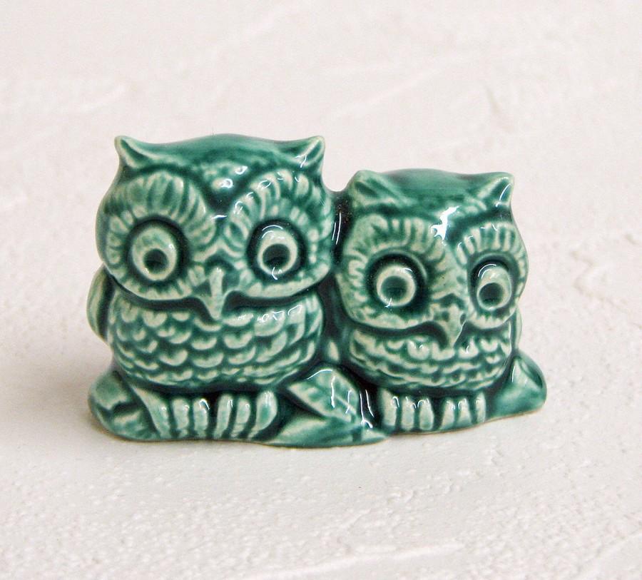 زفاف - Tiny Green Owls Handmade Kiln Fired Miniature Ceramic Bird Wedding Cake Toppers Figurines in Emerald - Made to Order