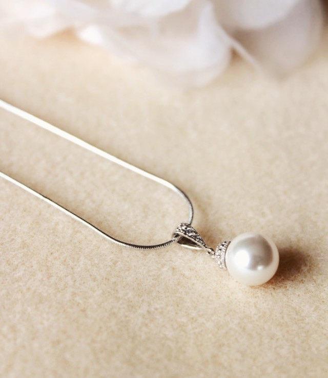 Mariage - Single Pearl Necklace Wedding Necklace Bridesmaid Gift Simple White Ivory Pearl Bridal Necklace Bridesmaid Necklace Wedding Jewelry