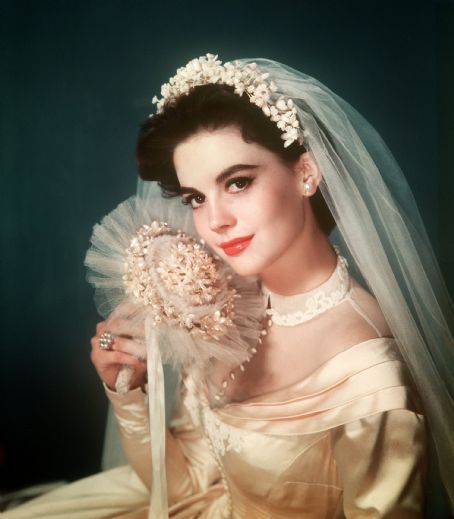 Wedding - Pictures: Actresses Wearing Wedding Dress