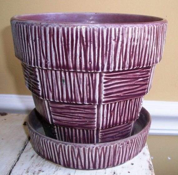 زفاف - Vintage McCoy POTTERY, RARE Large Purple Flower Pot W/ Attached Saucer, Gorgeous Spring Collectible