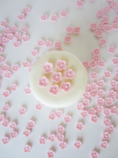 Hochzeit - edible sugar mini flowers pink set of 120
