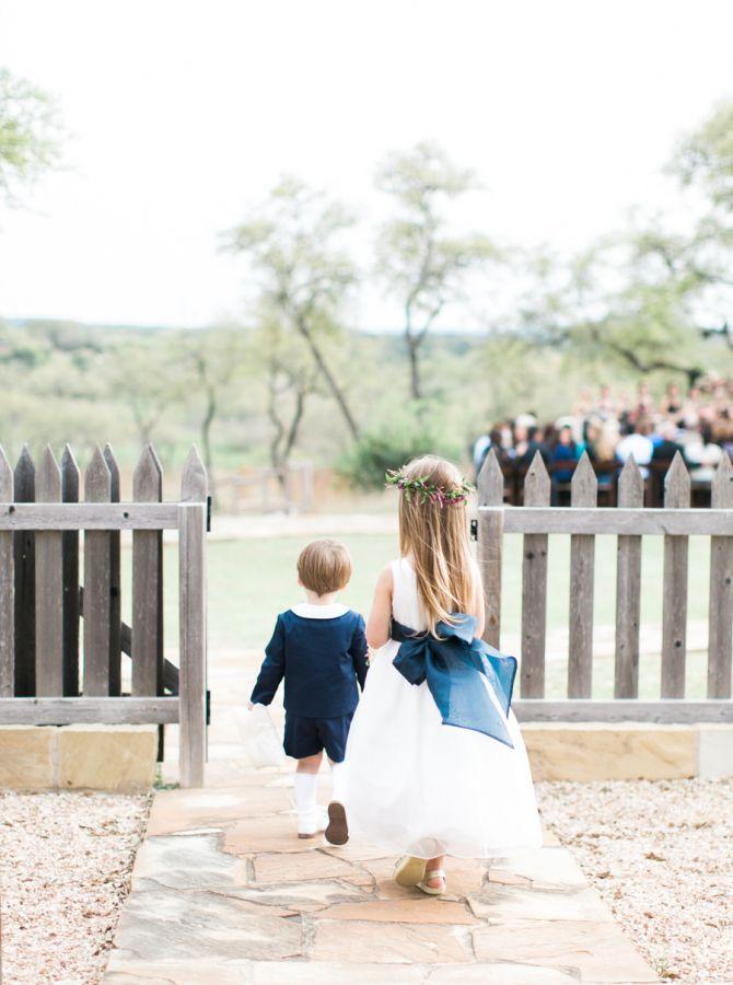 Mariage - A Blanket Of Bluebonnets Made For The Ultimate Hill Country Wedding