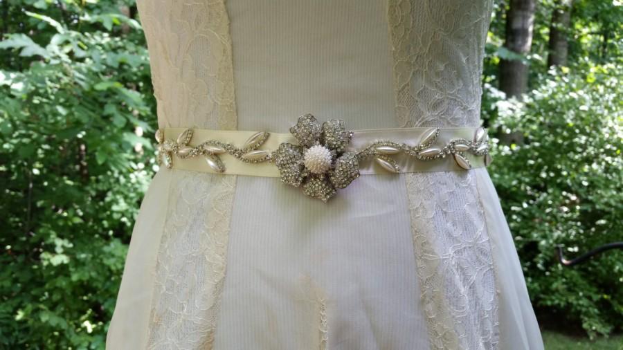 Свадьба - CRYSTAL BRIDAL BELT Wedding Belt Art Deco Thin Narrow Bridal Wedding Sash Pearl Silver Off White Satin Flower Trailing Vine Elegant Couture