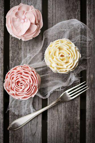 Hochzeit - Call Me Cupcake: Buttercream Roses!