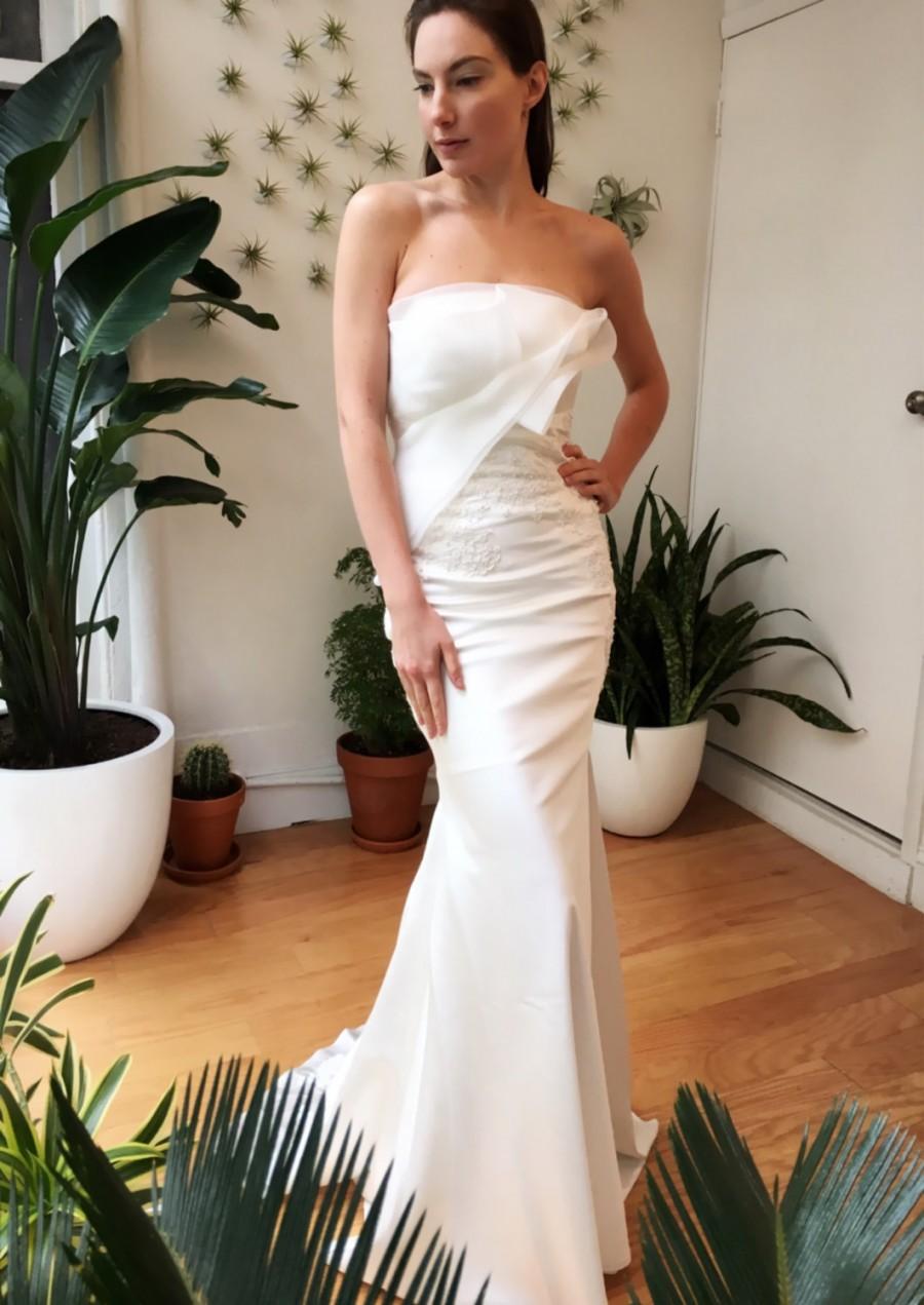 Hochzeit - Slim Fitting Strapless Mermaid Wedding Dress