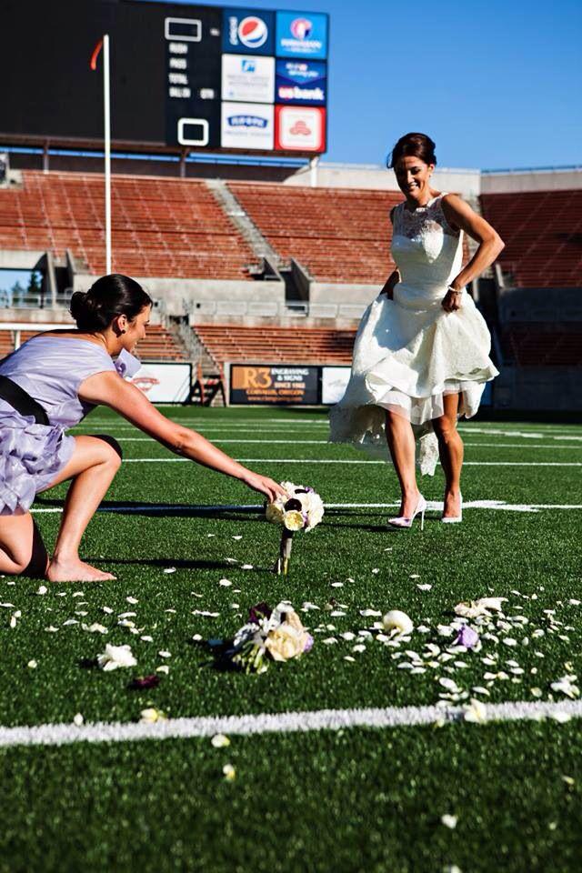 Hochzeit - Football Wedding - Football Stadiums, Friends, Family And Tons Fun.