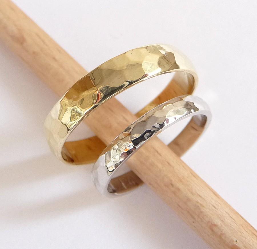 زفاف - Wedding bands set yellow white gold wedding rings 4mm wide and 3mm wide hammered wedding rings