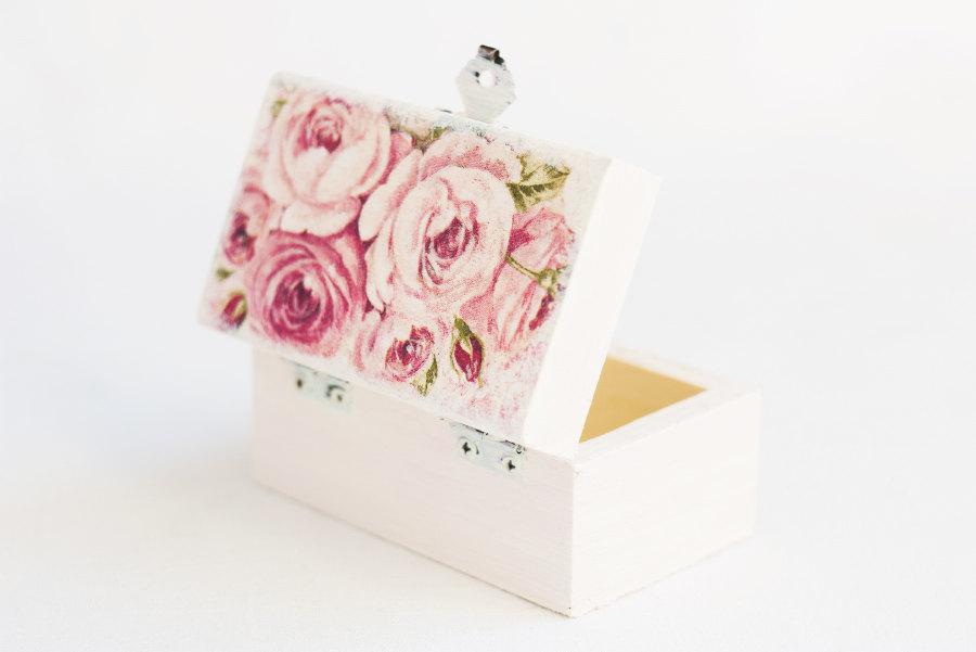 Свадьба - White wedding ring bearer box "Romantic Bouquet" - rose, wedding box, vintage style, rustic, rustic ring box, handmade