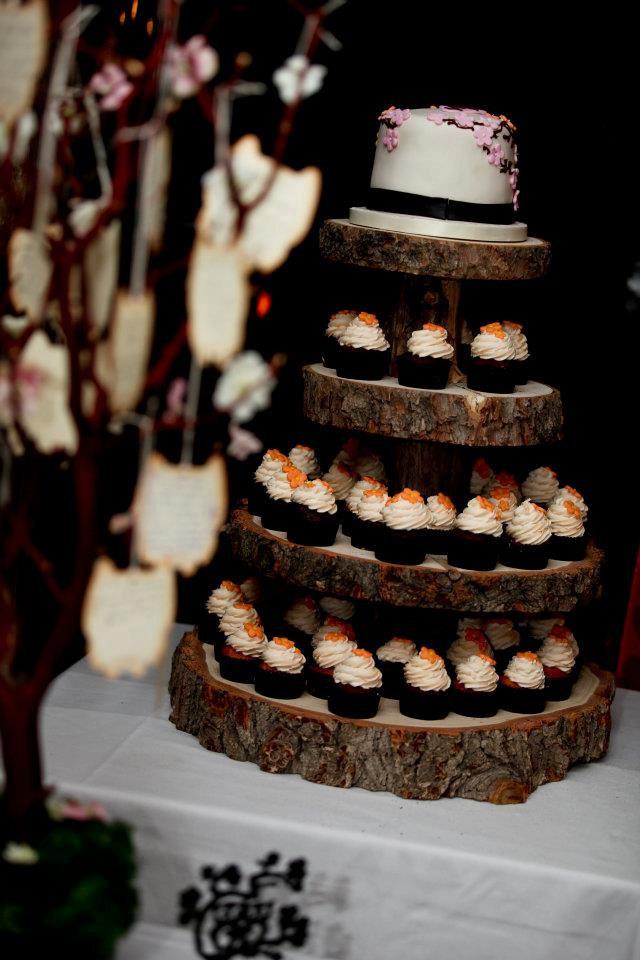 زفاف - Rustic Wood Tree Slice 4-tier Cupcake Stand for your Wedding, Event, or Party (As seen on HGTV.com and The Tomkat Studio)