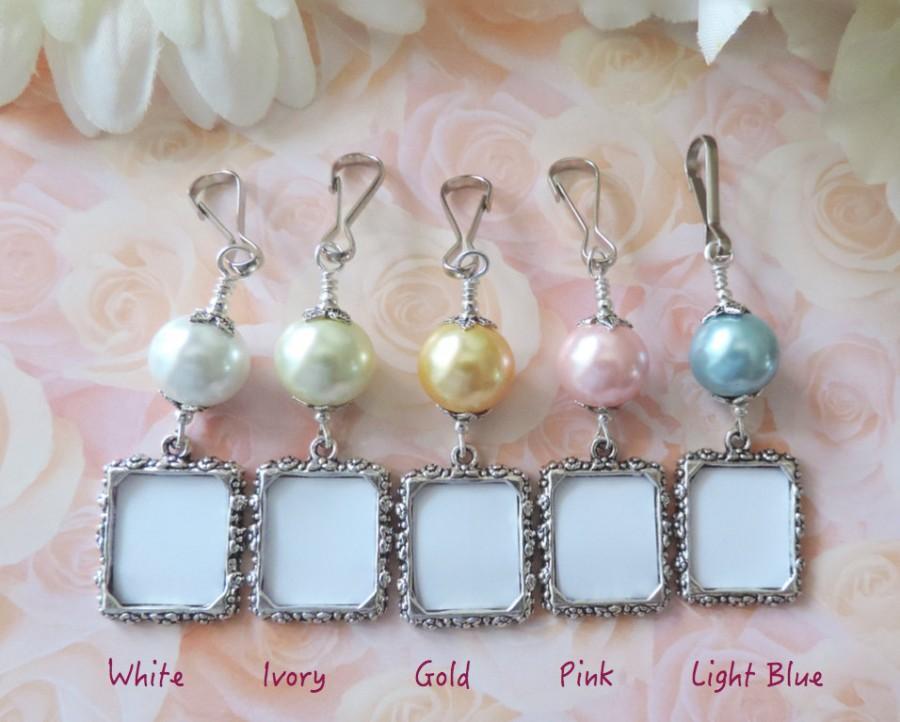 Hochzeit - Wedding bouquet photo charm. Pink, blue, ivory, gold or white pearl photo charm. Handmade wedding keepsake. Gift for the bride. Sister gift