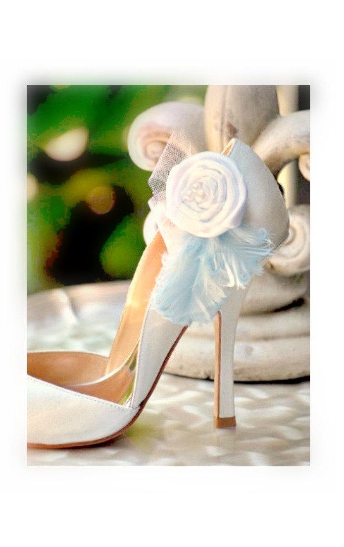 Mariage - Shoe Clips White or Ivory Pearls Feathers. Handmade, Feminine Baby Sky Bleu Azure Pastels, Couture Bride Bridal Bridesmaid, Winter Fun Trend