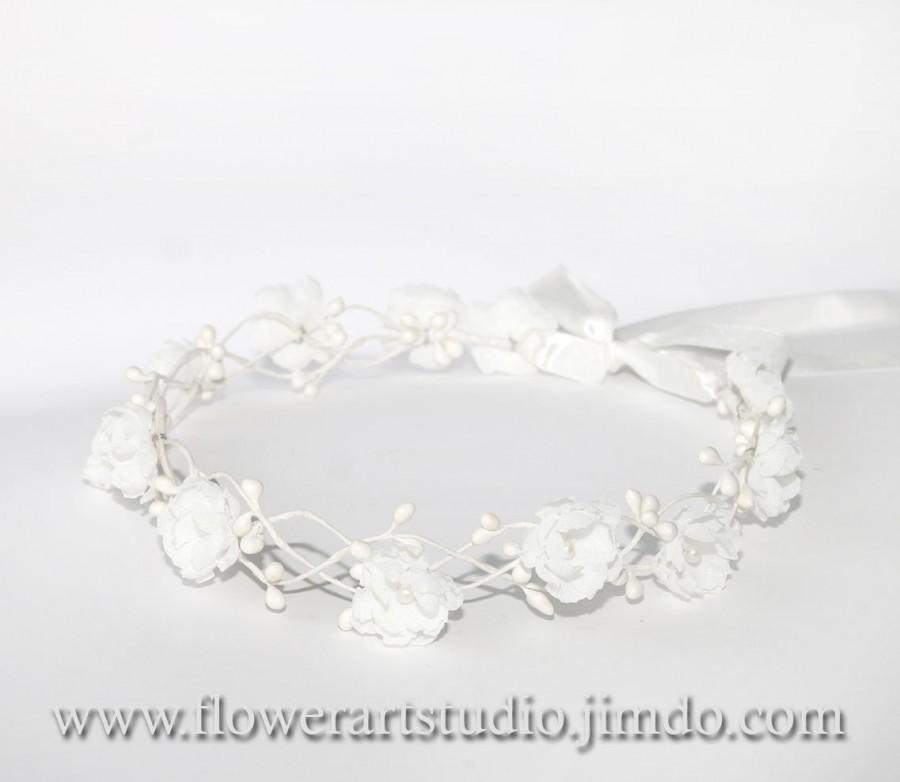 Mariage - White Bridal Flower Crown, Feminine Floral Crown, Flower Girl Hair Wreath, White Bridal Headpiece, Flowergirl flower crown, Girls halo.