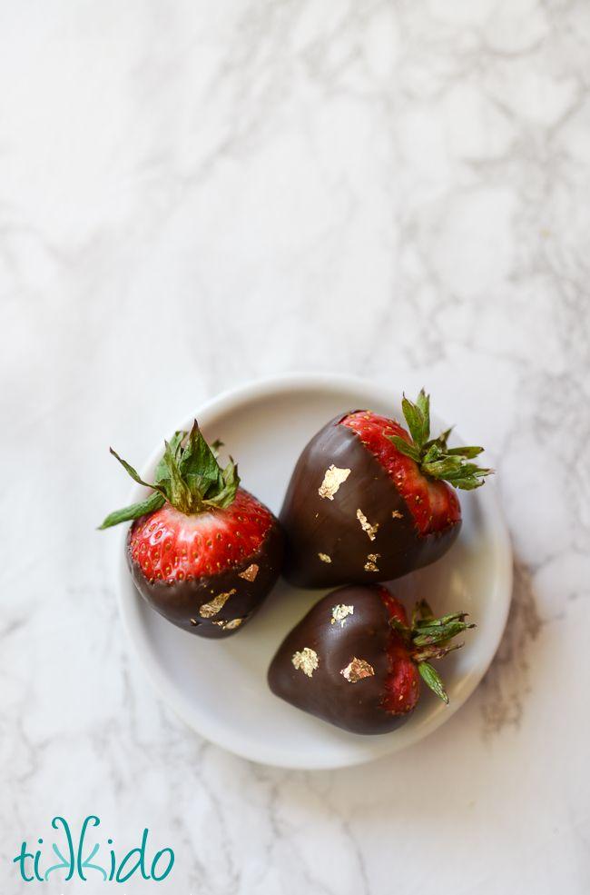 Hochzeit - Chocolate Covered Strawberries With Gold Leaf