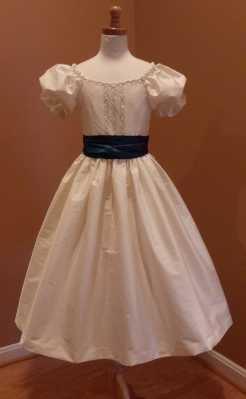 زفاف - Princess Flower Girl Dress with Ruffles & Pearls, Sequin Bodice, and Puffy Sleeves, Girls Victorian Style Dress for Weddings, Birthday Party
