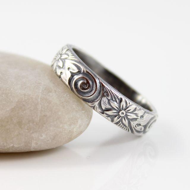 زفاف - Daisies & Swirls Sterling Silver Ring, Daisy Flower Ring, Stacking Sterling Silver Ring, Custom Made Ring
