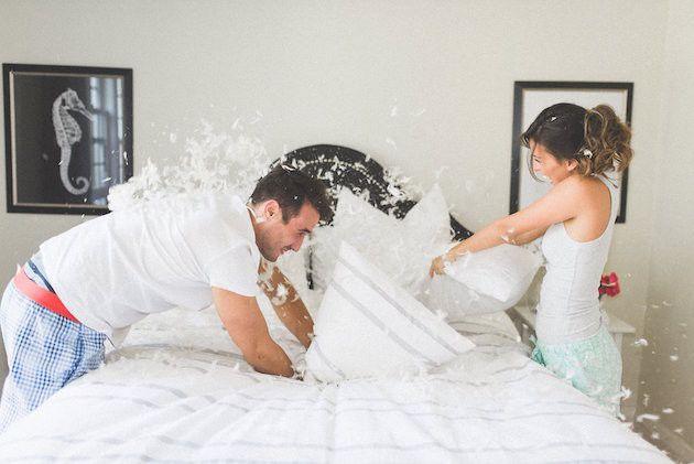 Hochzeit - Adorable Pillow Fight Engagement Shoot