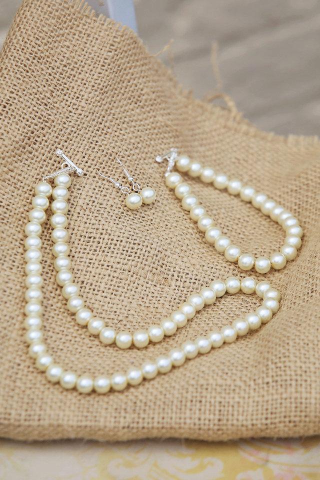 Mariage - Ivory Pearl bridesmaid jewelry gift set. Wedding party gift, bridal jewelry, glass pearl jewelry set. Four piece ivory pearl jewelry set