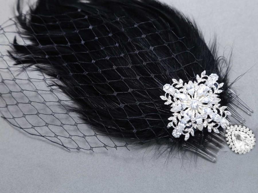 Mariage - Dangle Style - Bridal wedding vintage white  / Black feather with net veil alligator hair clip/hair comb/corsage pin