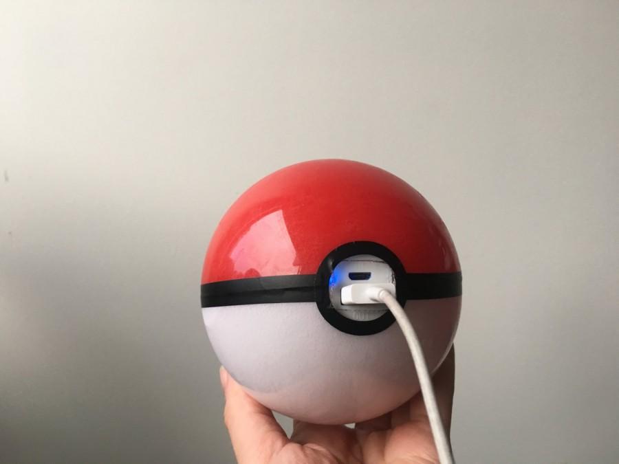 Hochzeit - Hand-made Pokeball Themed Battery Pack / Phone Charger / Power bank (attaches to belt loop or backpack with a keychain clasp)