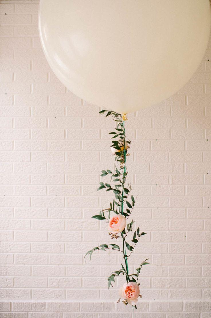 Hochzeit - DIY Floral Balloon Garland