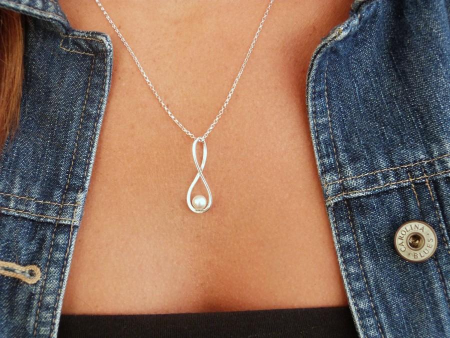 Mariage - Mother of the Bride Gift/ Infinity Pearl Necklace/ Wedding Necklace/ Bridesmaid Gift Infinity Jewelry Bridesmaid Jewelry