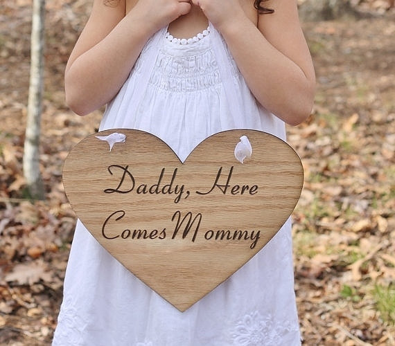 زفاف - Daddy Here Comes Mommy or Here Comes the Bride Heart Wedding Sign Rustic Shabby Chic Weddings