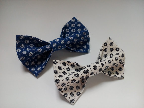 Свадьба - Two floral bow ties White blue bowties with marguerites Wedding bowtie Noeud papillons blanc bleu avec marguerites Papillon blu bianchi Ties
