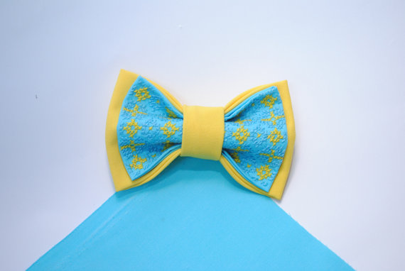 Wedding - Yellow blue bow tie Independance Day in Ukraine Ukrainian modern embroidery Wedding in blue yellow Bow ties for men Idée cadeau de l'Ukraine