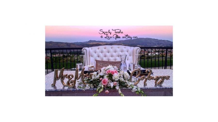Hochzeit - Mr & Mrs with Last Name Table sign / Glitter wedding decor