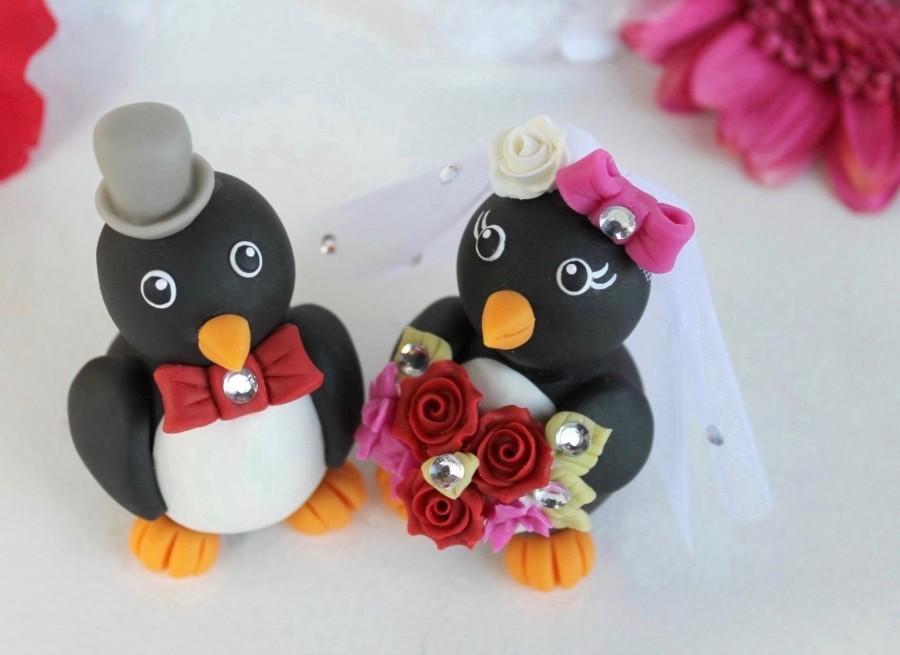 Mariage - Penguin wedding cake topper, love bird cake topper, custom bride and groom, personalized cake topper with banner