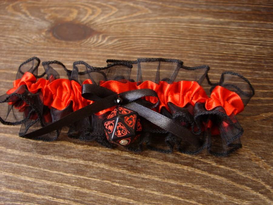 Hochzeit - D20 dice garter dungeons and dragons gamers wedding bridal accessory geek rpg dragon dice black red