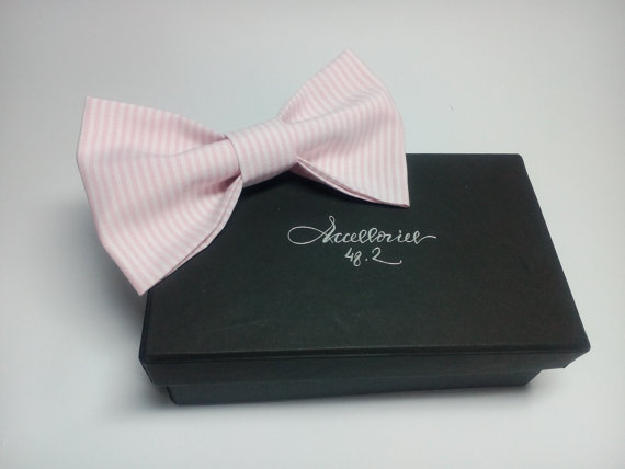 Mariage - Mens bow tie Blush Pink Striped Bowtie Wedding necktie Bowties for men Father Erröten rosa gestreifte Fliege Corbata de lazo rosado rayado