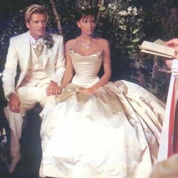 Hochzeit - David And Victoria Beckham Share Throwback Wedding Photos To Celebrate 17th Anniversary