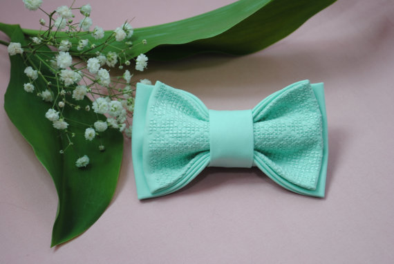 Hochzeit - Men's bow tie Bowtie in mint Groomsmen bow ties Gifts for sister Wedding bow tie Gift for him her Groom Fliege für Männer Anniversary gifts