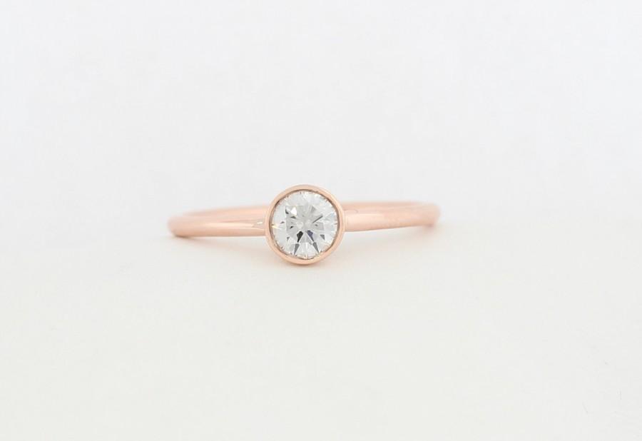 Mariage - Rose Gold Round Brilliant Cut Lab Grown Diamond Engagement Ring, Pink Gold Thin Dainty Bezel Set Engagement Ring, Lab Grown Diamond Ring
