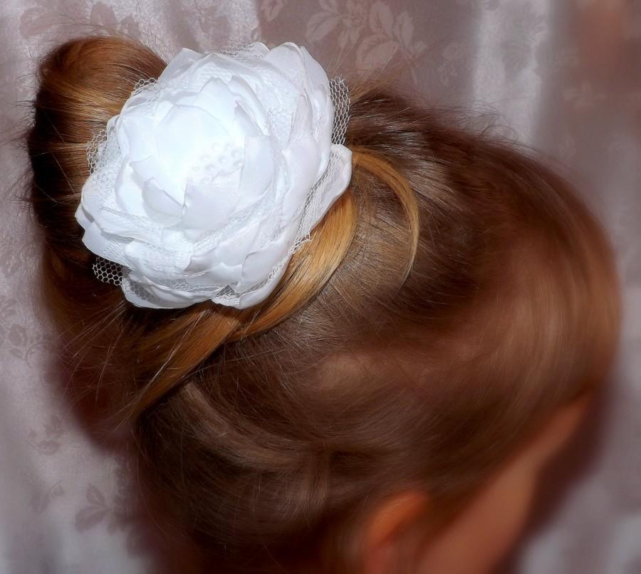 Hochzeit - White Hair Wedding Flower, white hair accessory, bridal hair flower, flower girl brooch, handmade flower.