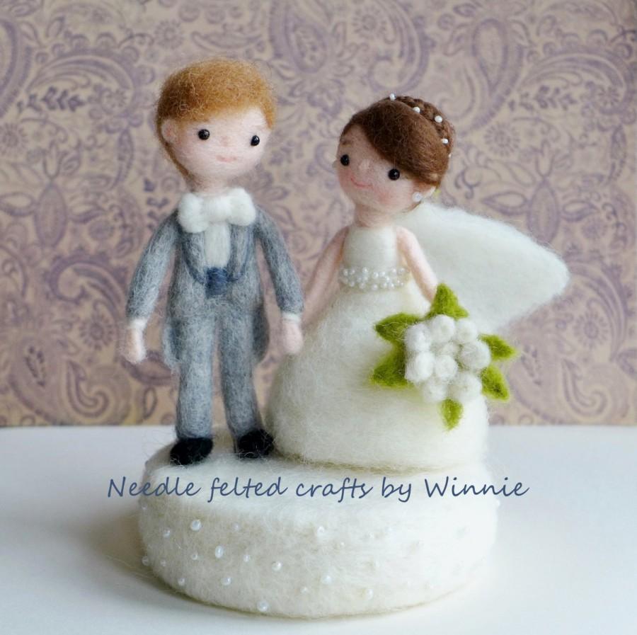 Свадьба - Needle felted wedding dolls with base- handmade wool OOAK Bride and Groom cake topper