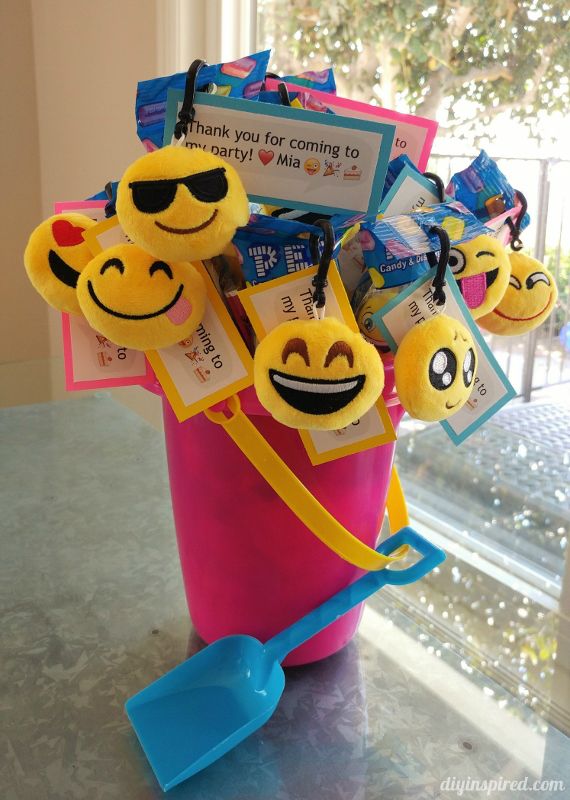 Mariage - Emoji Party Favors With FREE Printable - DIY Inspired